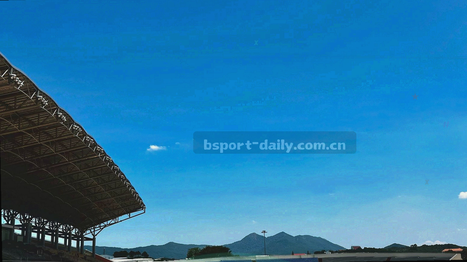 抽象运动轨迹，深色背景上电子绿线条